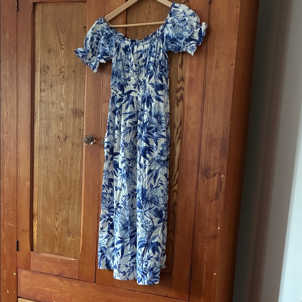 10/25$ 🧁 Floral Blue and White Off-Shoulder Dress